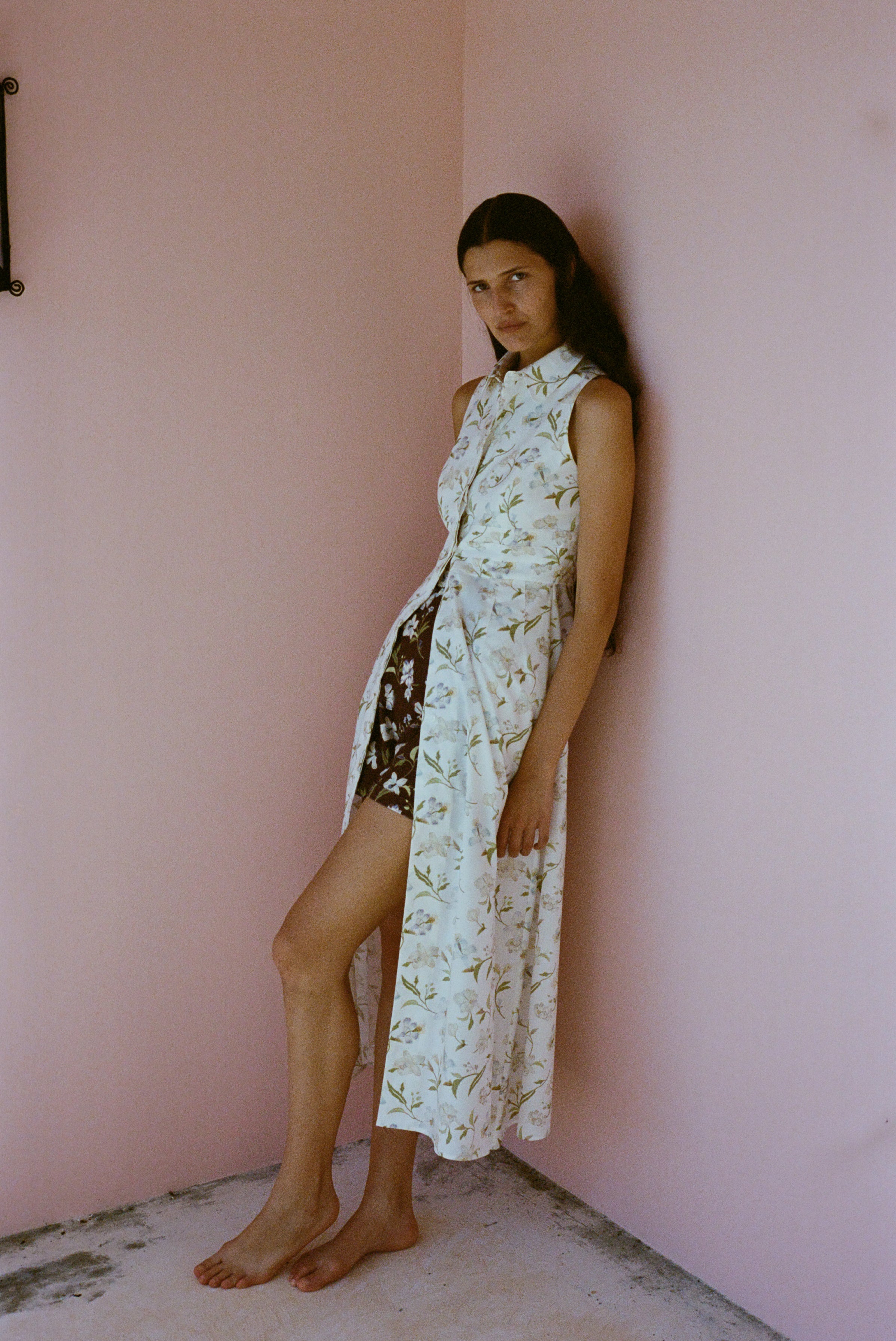 Sleeveless Dress in White Hibiscus